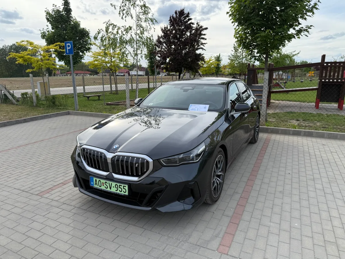 Felmért fekete BMW i5 elektromos limuzin