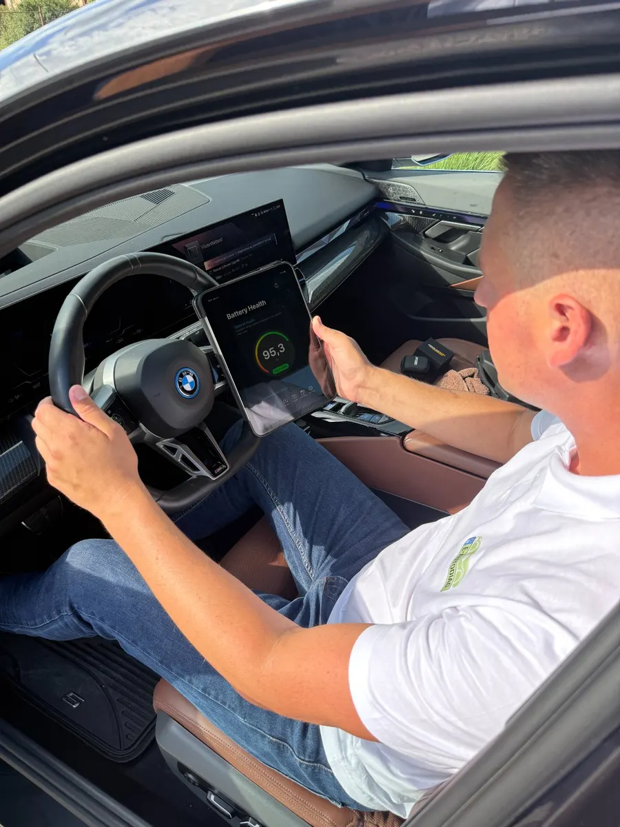 Elektromos autó akkumulátorának állapotfelmérése – Battery Health 95,3% a kijelzőn