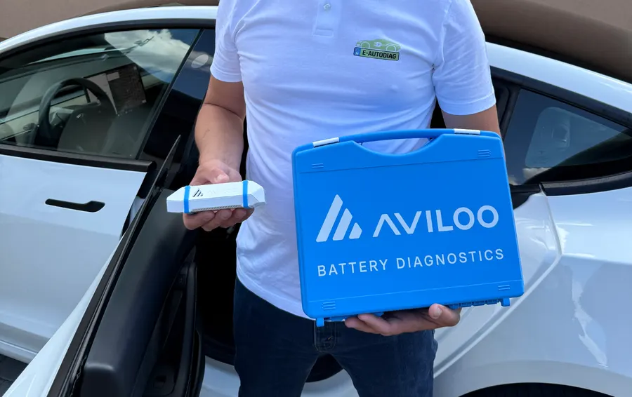 Kapás Krisztián AVILOO akkumulátor-diagnosztikai kofferrel egy elektromos autó mellett