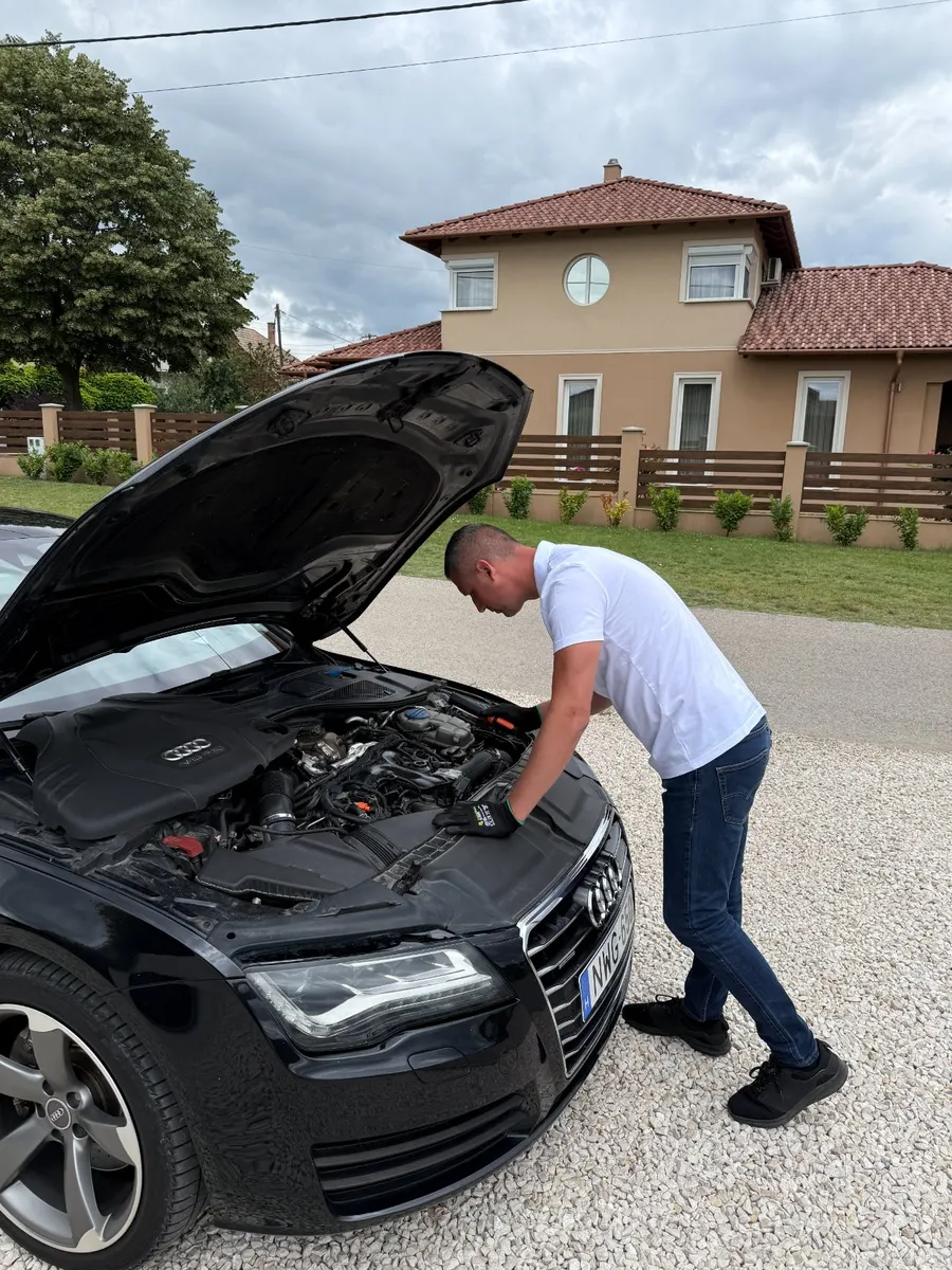 Hagyományos üzemű, benzines vagy dízel autó motorterének átvizsgálása